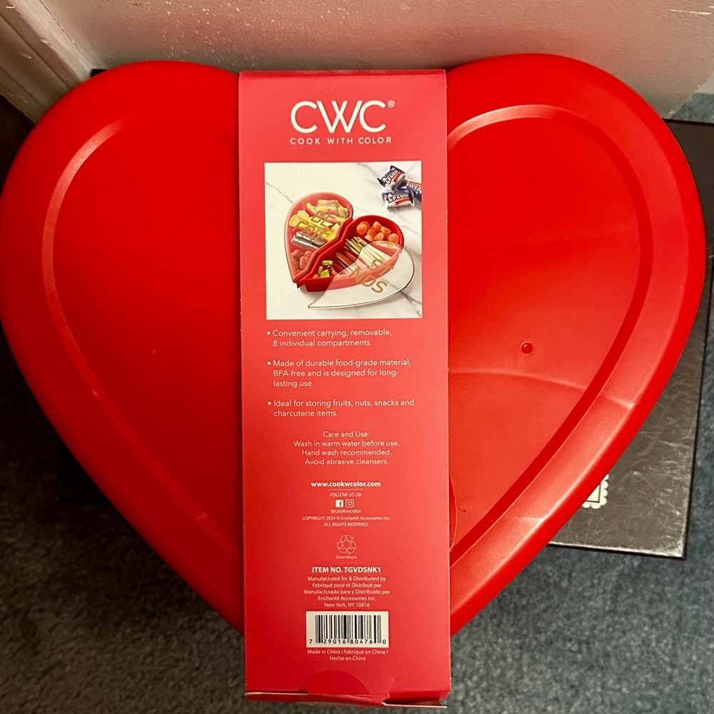 CWC Heart-Shaped Snackle Box 8 Compartments - Picture 2 of 2